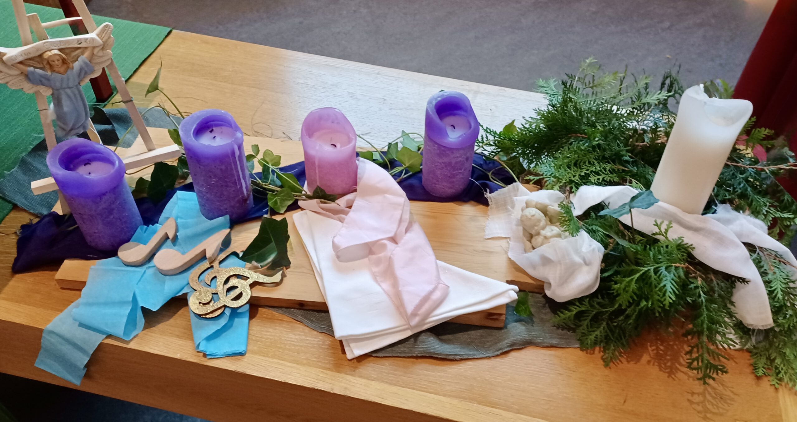 Een liturgische schikking zonder bloemen